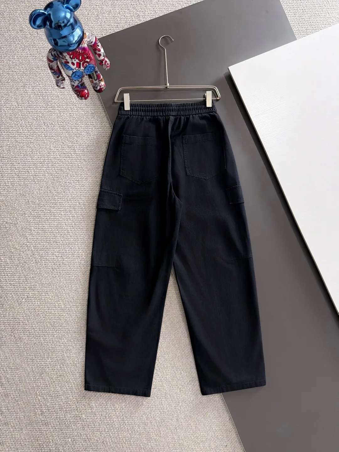 Next day shipment P195 Balenciaga High Quality 2026 Autumn and Winter New Arrival elastic band casual pants, counter-customized fabrics, Breathable, high comfort, impeccable details, brand element design concept, reflecting high quality. It feels delicate and soft! It presents a casual cut and the upper body shape is great! Sizes:S-3XL